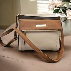 NEW! Liz Claiborne Idol Crossbody. Maple Cream Black. NWT